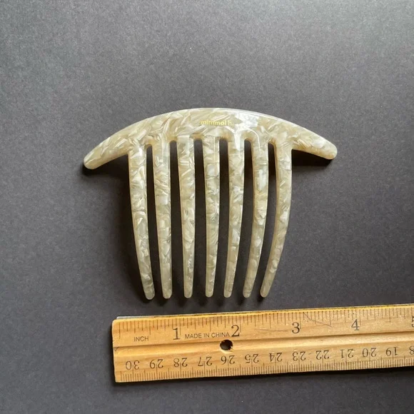 Minimal H. Cream Shell Pin - Picture 4 of 6